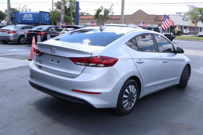 Hyundai Elantra SE 6AT 2018