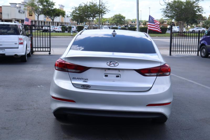 Hyundai Elantra SE 6AT 2018