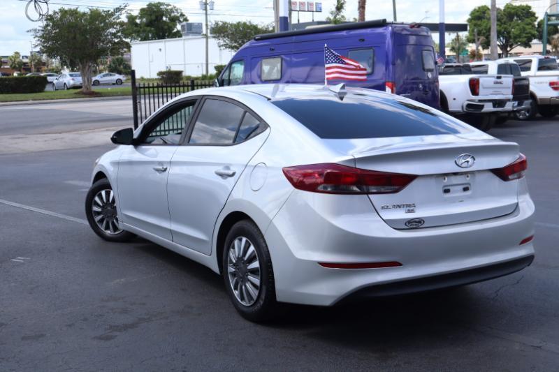 Hyundai Elantra SE 6AT 2018
