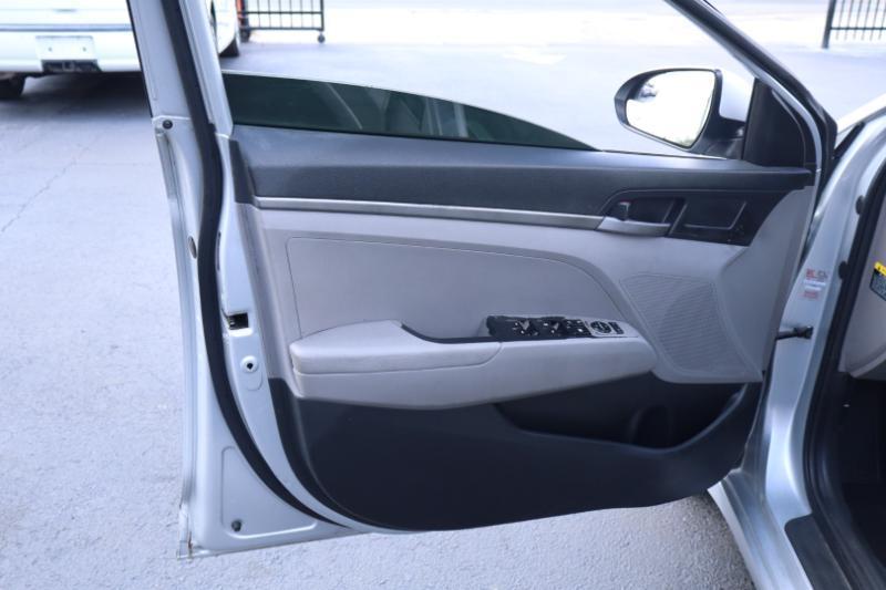 Hyundai Elantra SE 6AT 2018
