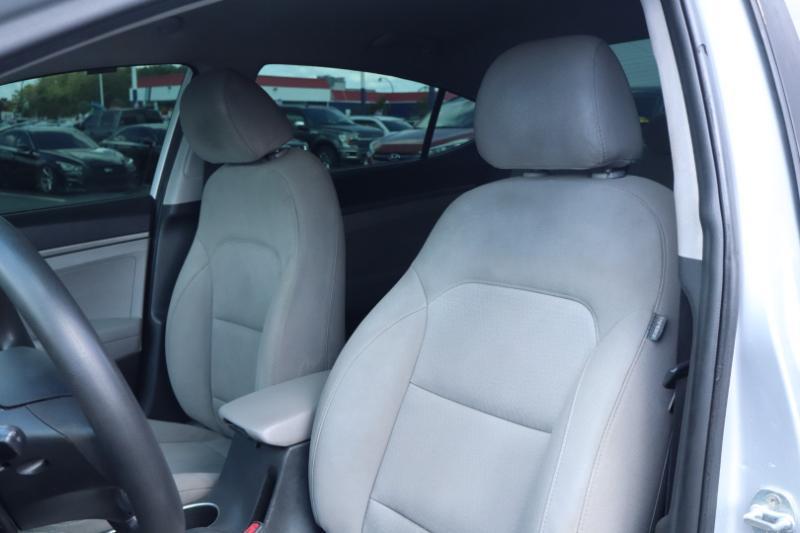 Hyundai Elantra SE 6AT 2018