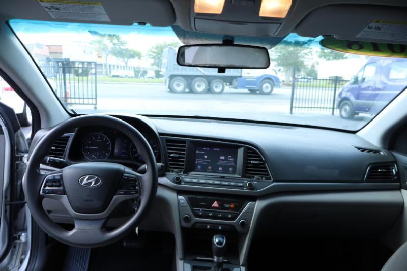 Hyundai Elantra SE 6AT 2018