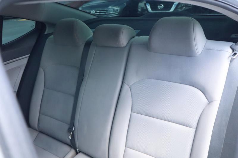 Hyundai Elantra SE 6AT 2018