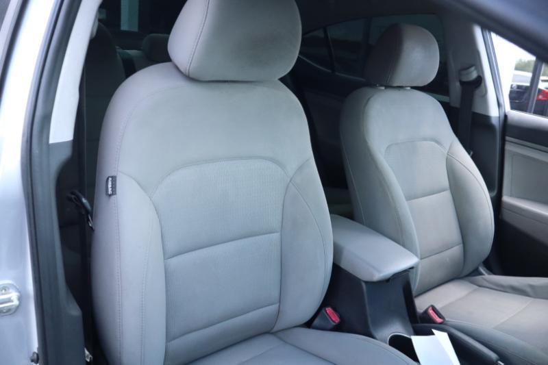 Hyundai Elantra SE 6AT 2018