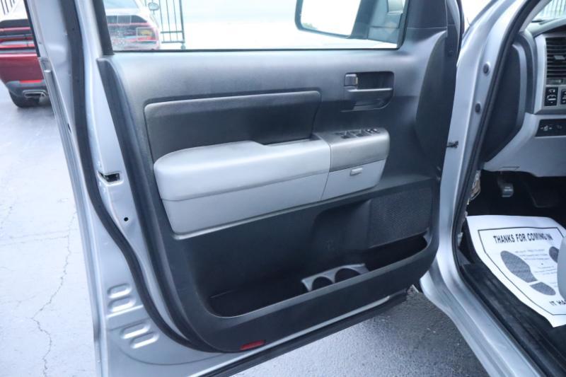 Toyota Tundra Tundra-Grade CrewMax 5.7L 2WD 2012