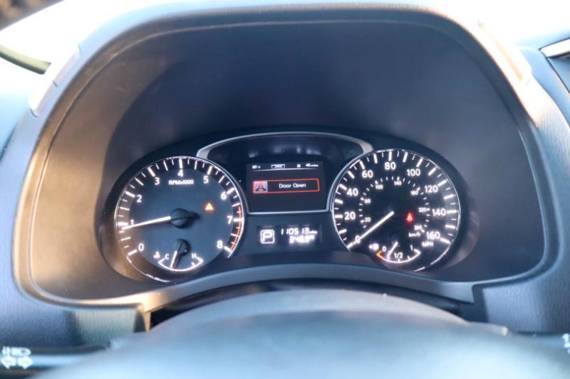Nissan Pathfinder SV 4WD 2015