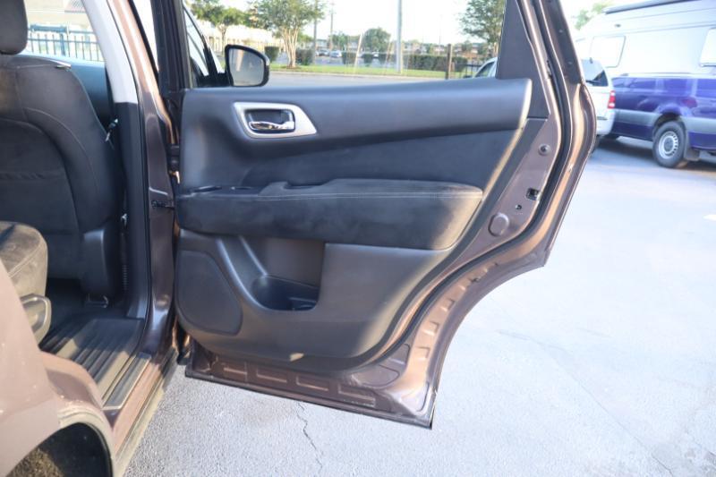 Nissan Pathfinder SV 4WD 2015