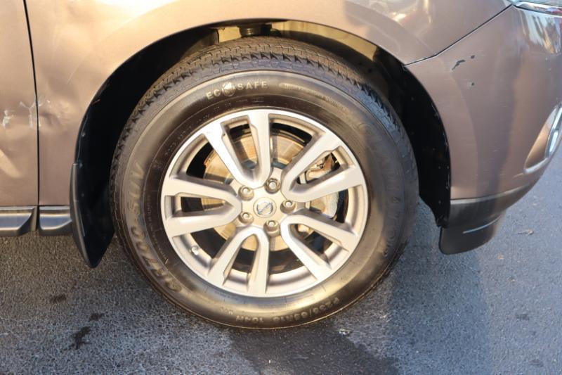 Nissan Pathfinder SV 4WD 2015