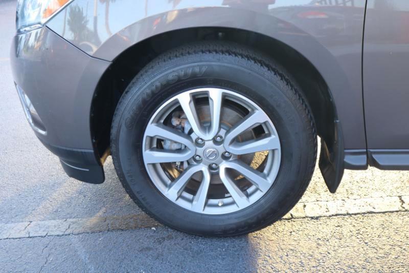 Nissan Pathfinder SV 4WD 2015