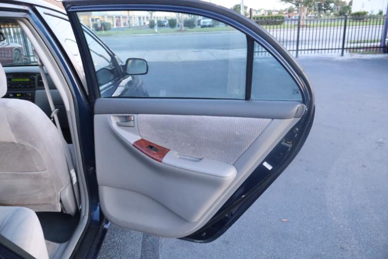 Toyota Corolla CE 2005
