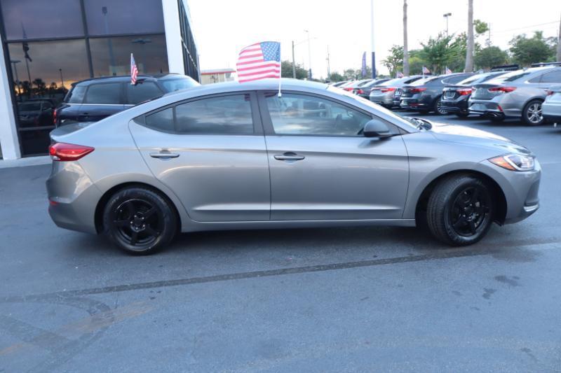 Hyundai Elantra SE 6AT 2018