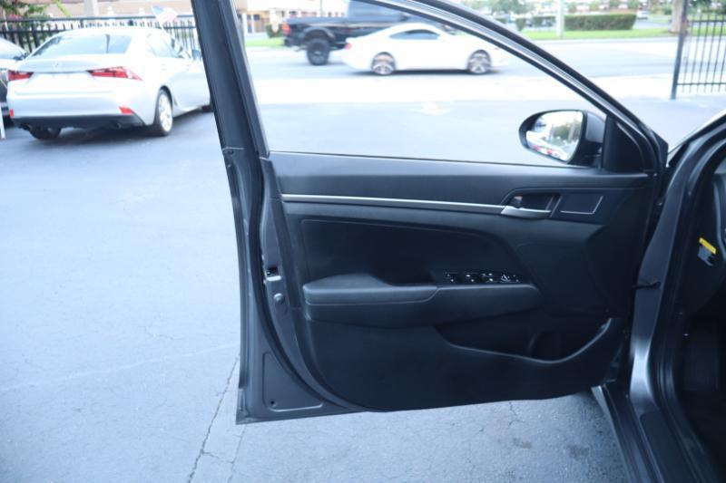 Hyundai Elantra SE 6AT 2018