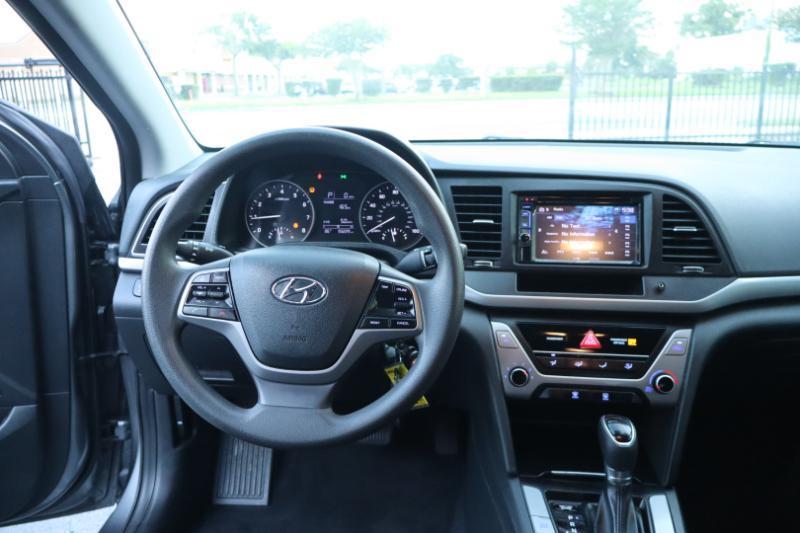 Hyundai Elantra SE 6AT 2018