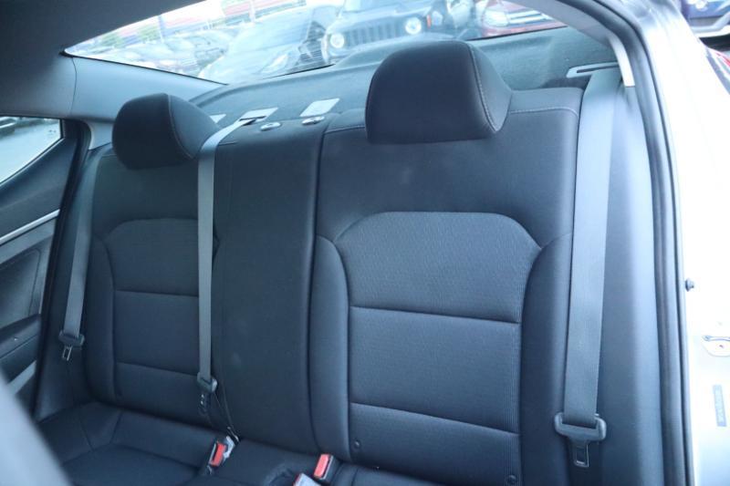Hyundai Elantra SE 6AT 2018