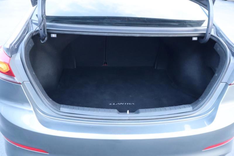 Hyundai Elantra SE 6AT 2018