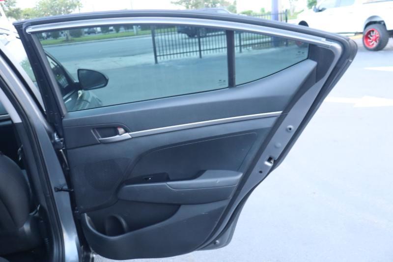 Hyundai Elantra SE 6AT 2018