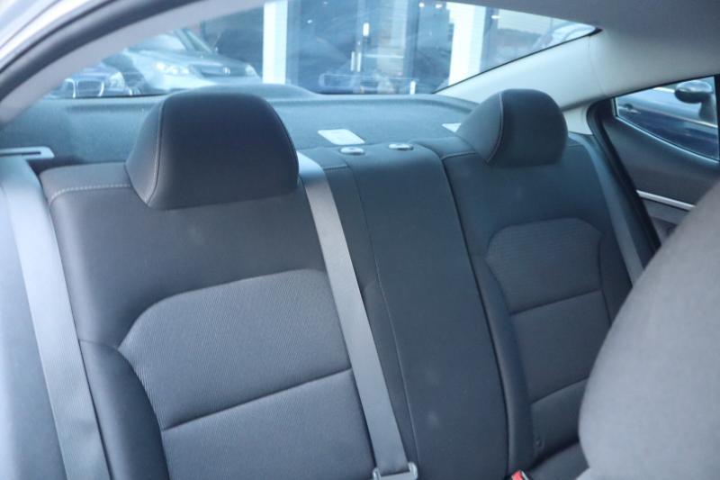 Hyundai Elantra SE 6AT 2018