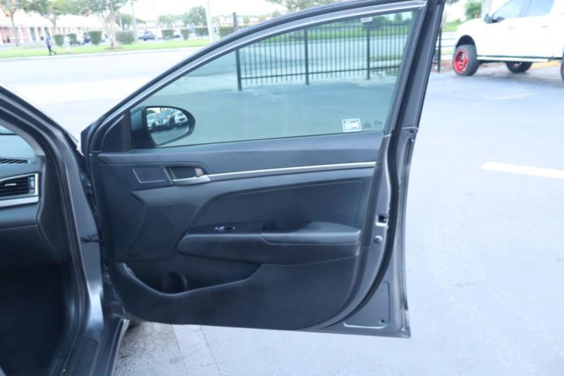 Hyundai Elantra SE 6AT 2018