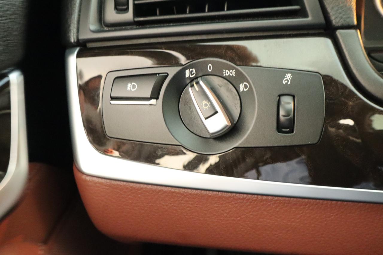 BMW 5 Series 4dr Sdn 528i RWD 2011