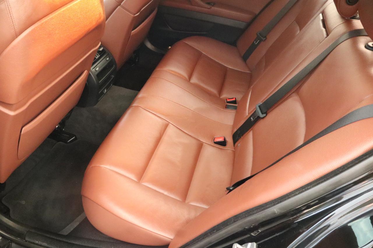 BMW 5 Series 4dr Sdn 528i RWD 2011