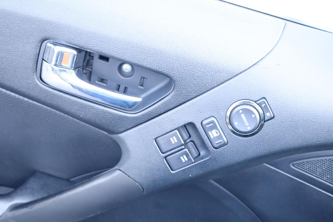Hyundai Genesis Coupe 2dr I4 2.0T Auto 2012