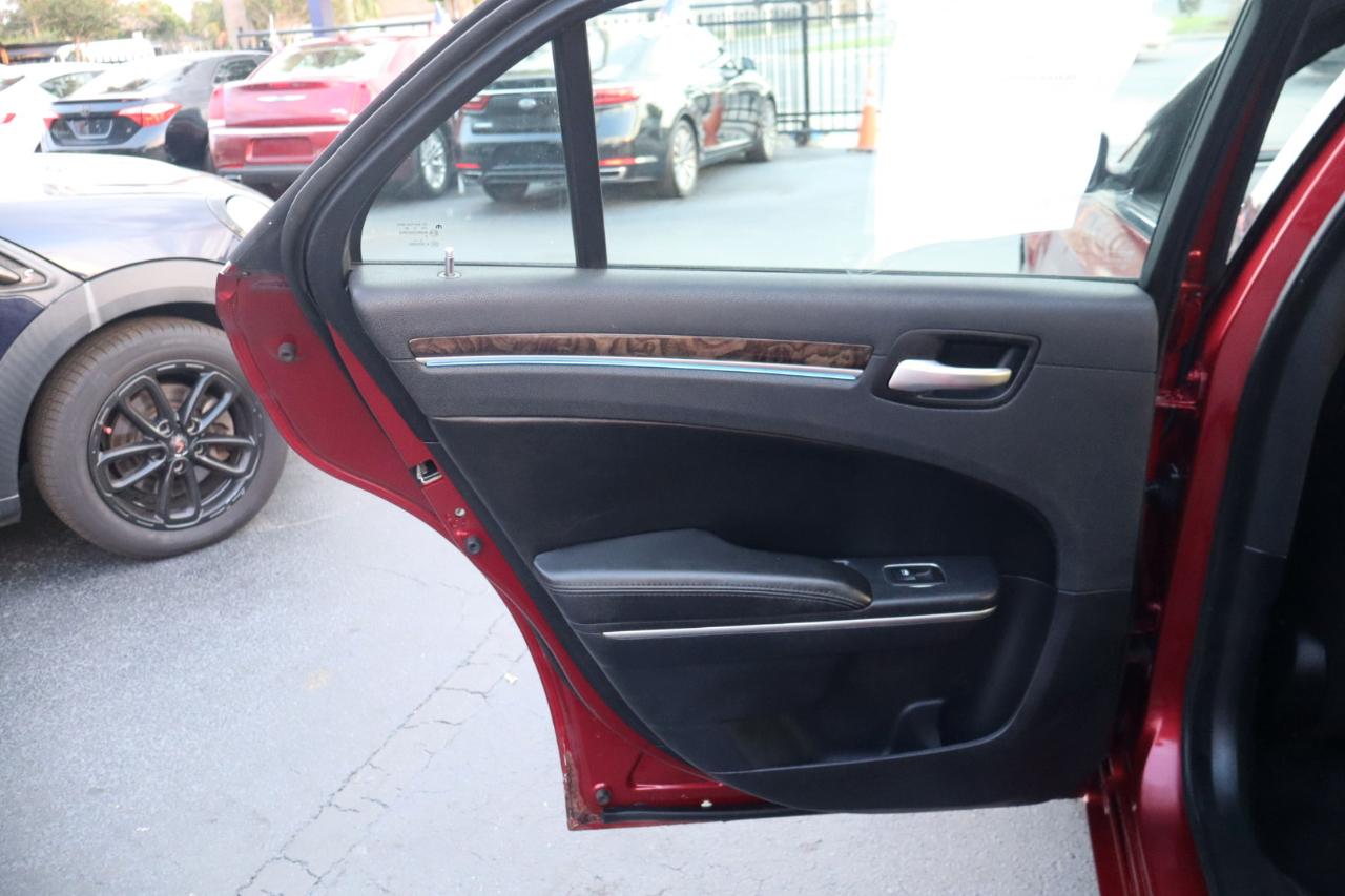 Chrysler 300 4dr Sdn 300C AWD 2014