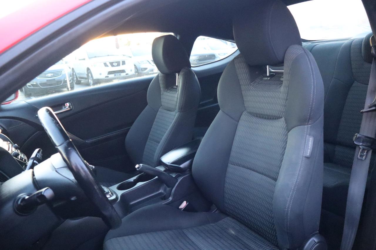Hyundai Genesis Coupe 2dr I4 2.0T Man 2013