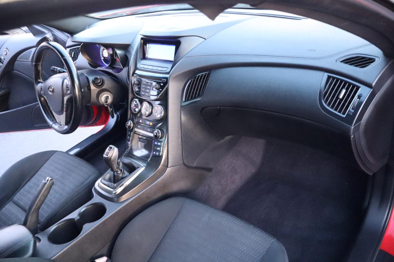 Hyundai Genesis Coupe 2dr I4 2.0T Man 2013