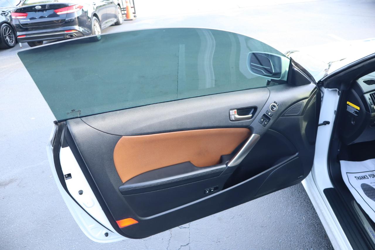 Hyundai Genesis Coupe 2dr V6 3.8L Auto Grand Touring w/Tan Lth 2013