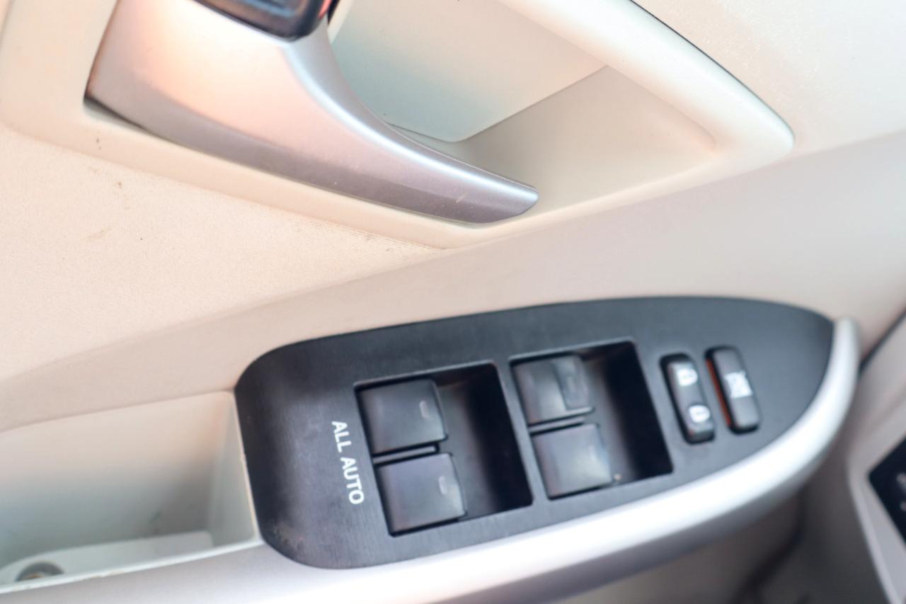 Toyota Prius 4-Door Sedan 2013