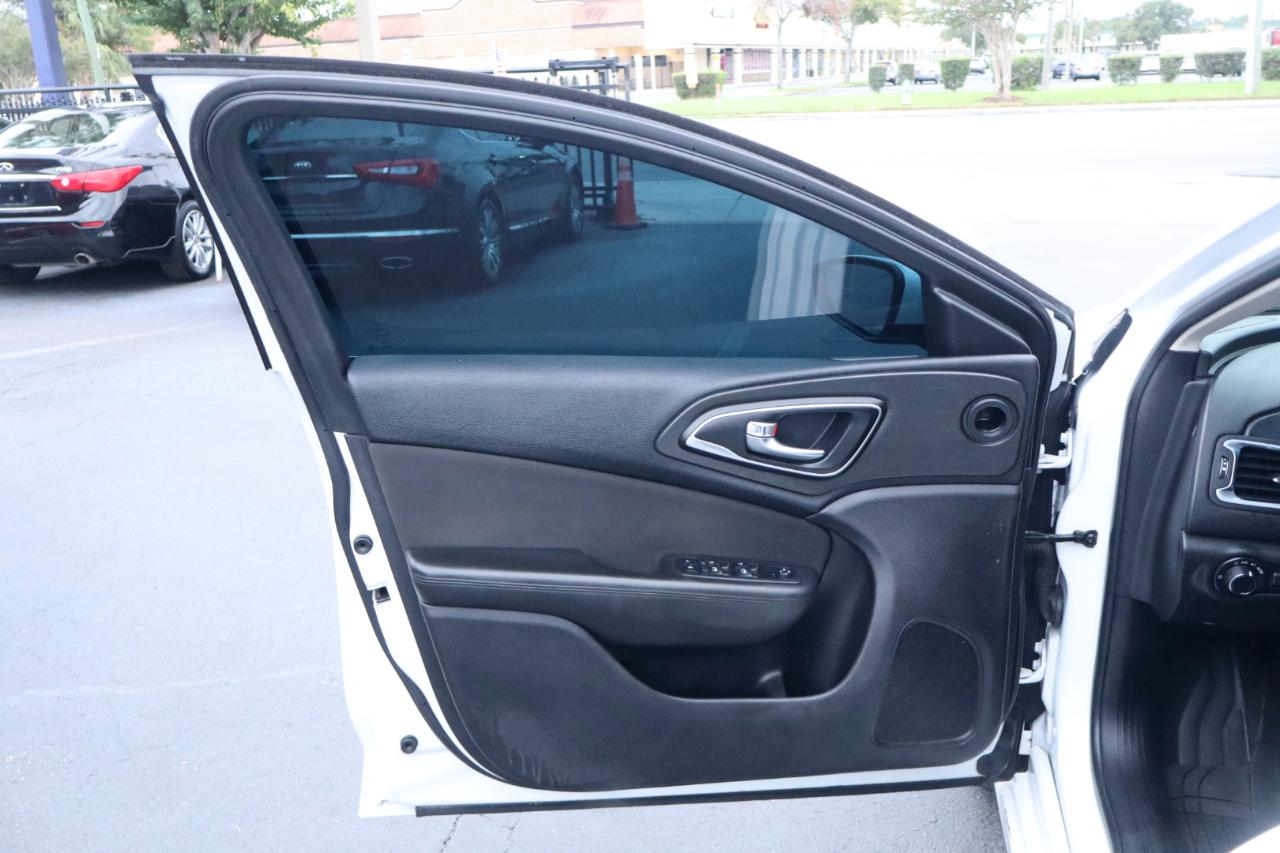 Chrysler 200 4dr Sdn LX FWD 2016
