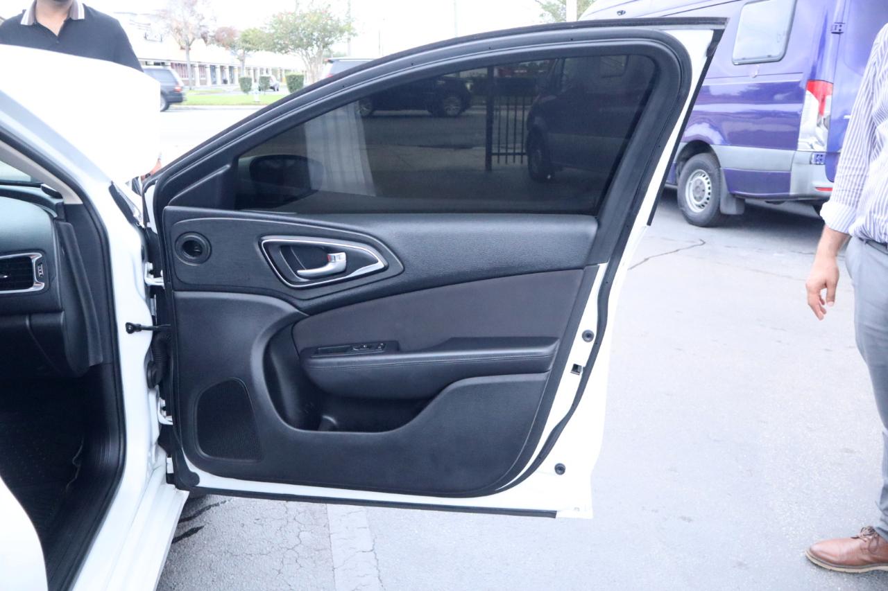 Chrysler 200 4dr Sdn LX FWD 2016