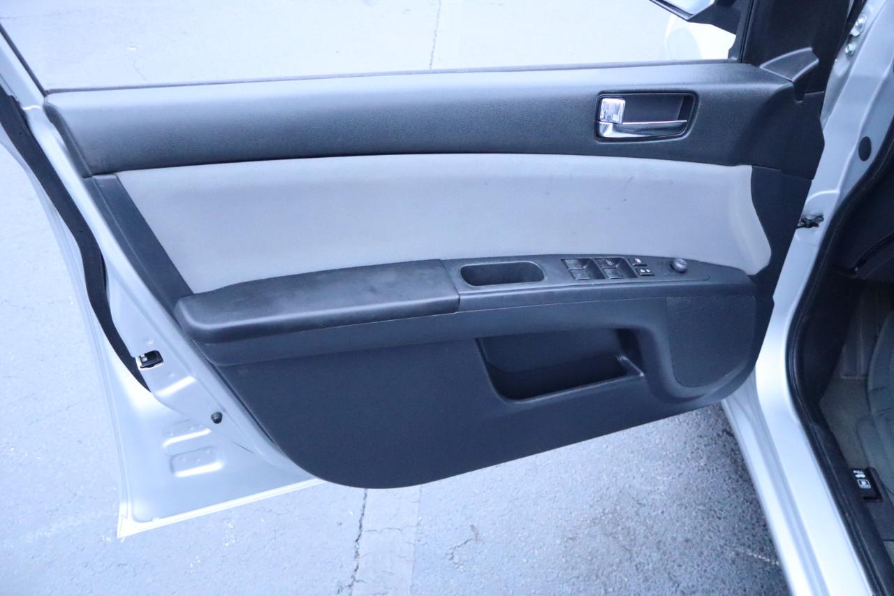 Nissan Sentra 4dr Sdn I4 CVT 2.0 S 2012