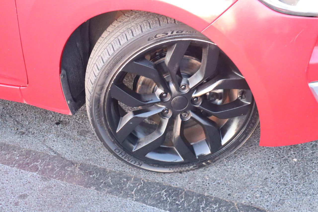 Hyundai Veloster 3dr Cpe Man w/Red Int 2012