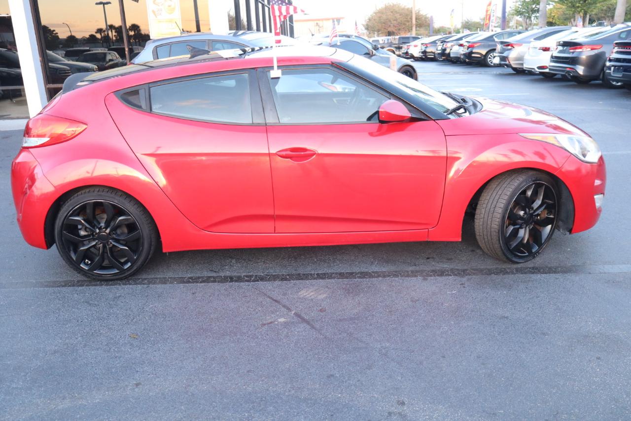 Hyundai Veloster 3dr Cpe Man w/Red Int 2012