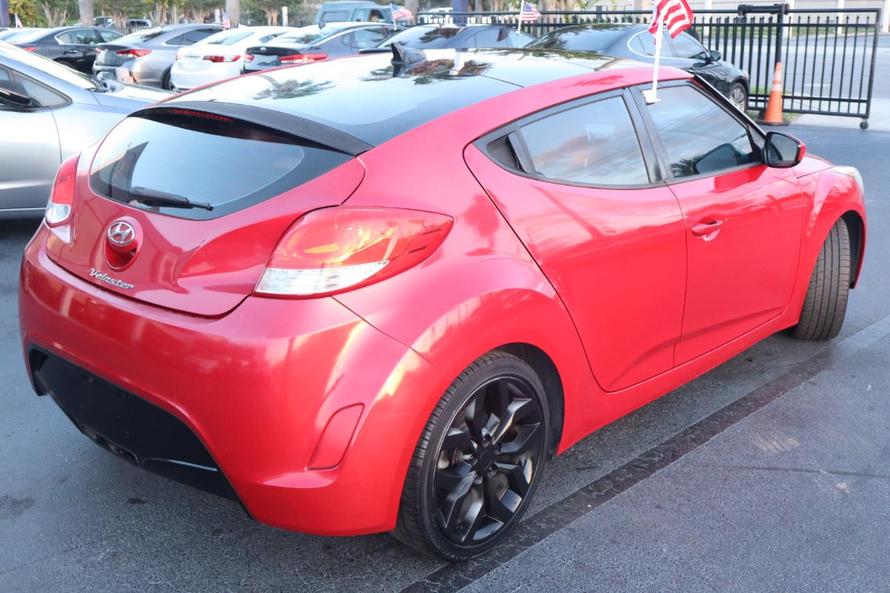 Hyundai Veloster 3dr Cpe Man w/Red Int 2012