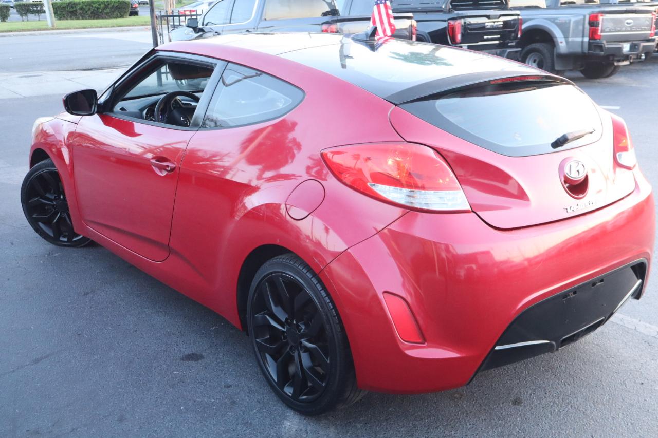 Hyundai Veloster 3dr Cpe Man w/Red Int 2012