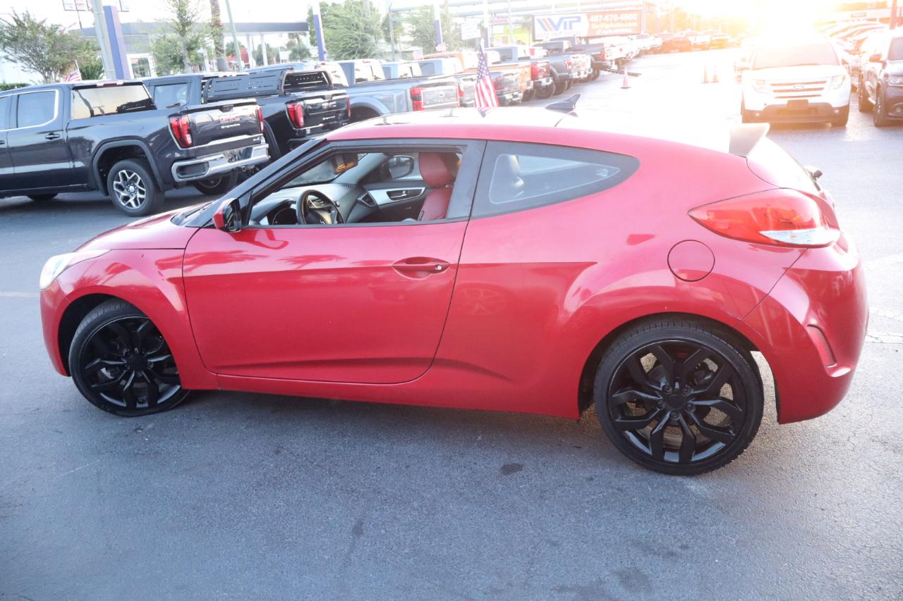 Hyundai Veloster 3dr Cpe Man w/Red Int 2012