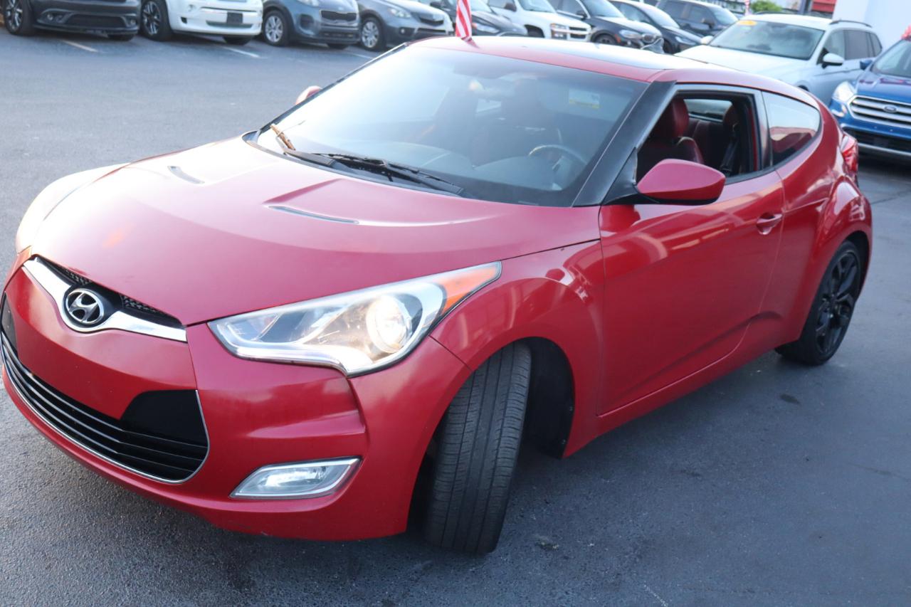 Hyundai Veloster 3dr Cpe Man w/Red Int 2012