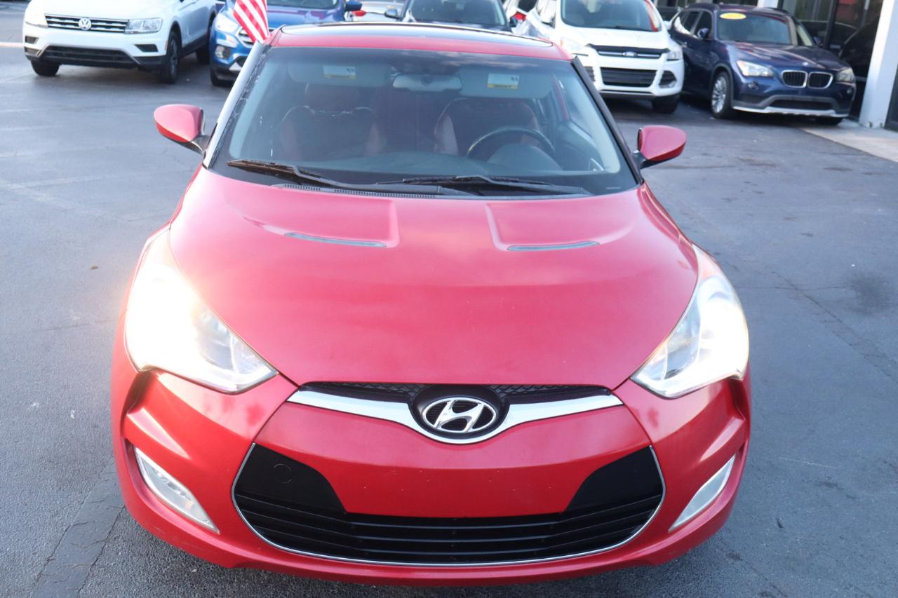 Hyundai Veloster 3dr Cpe Man w/Red Int 2012