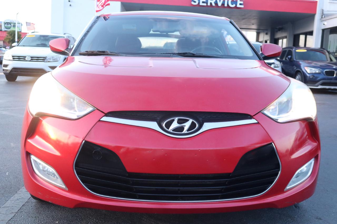 Hyundai Veloster 3dr Cpe Man w/Red Int 2012