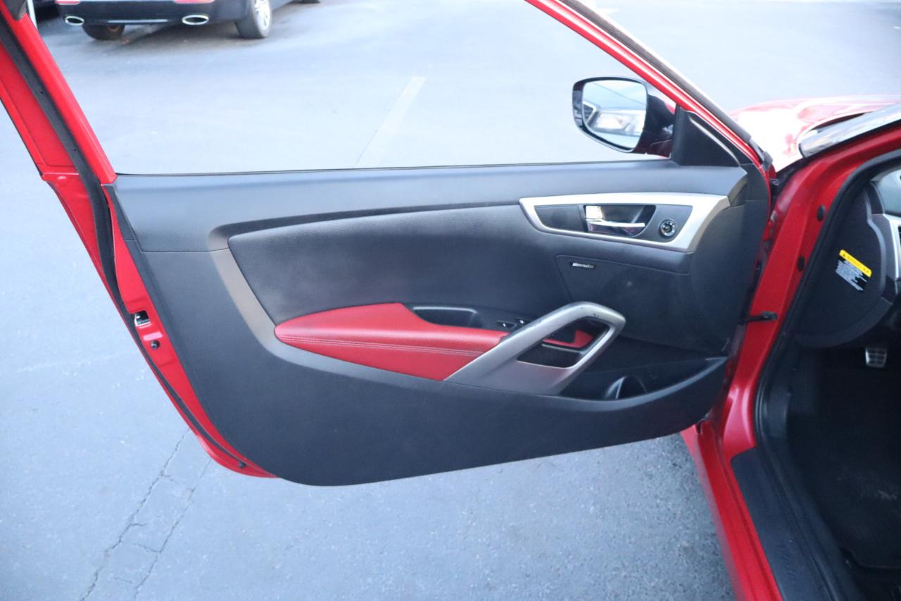 Hyundai Veloster 3dr Cpe Man w/Red Int 2012