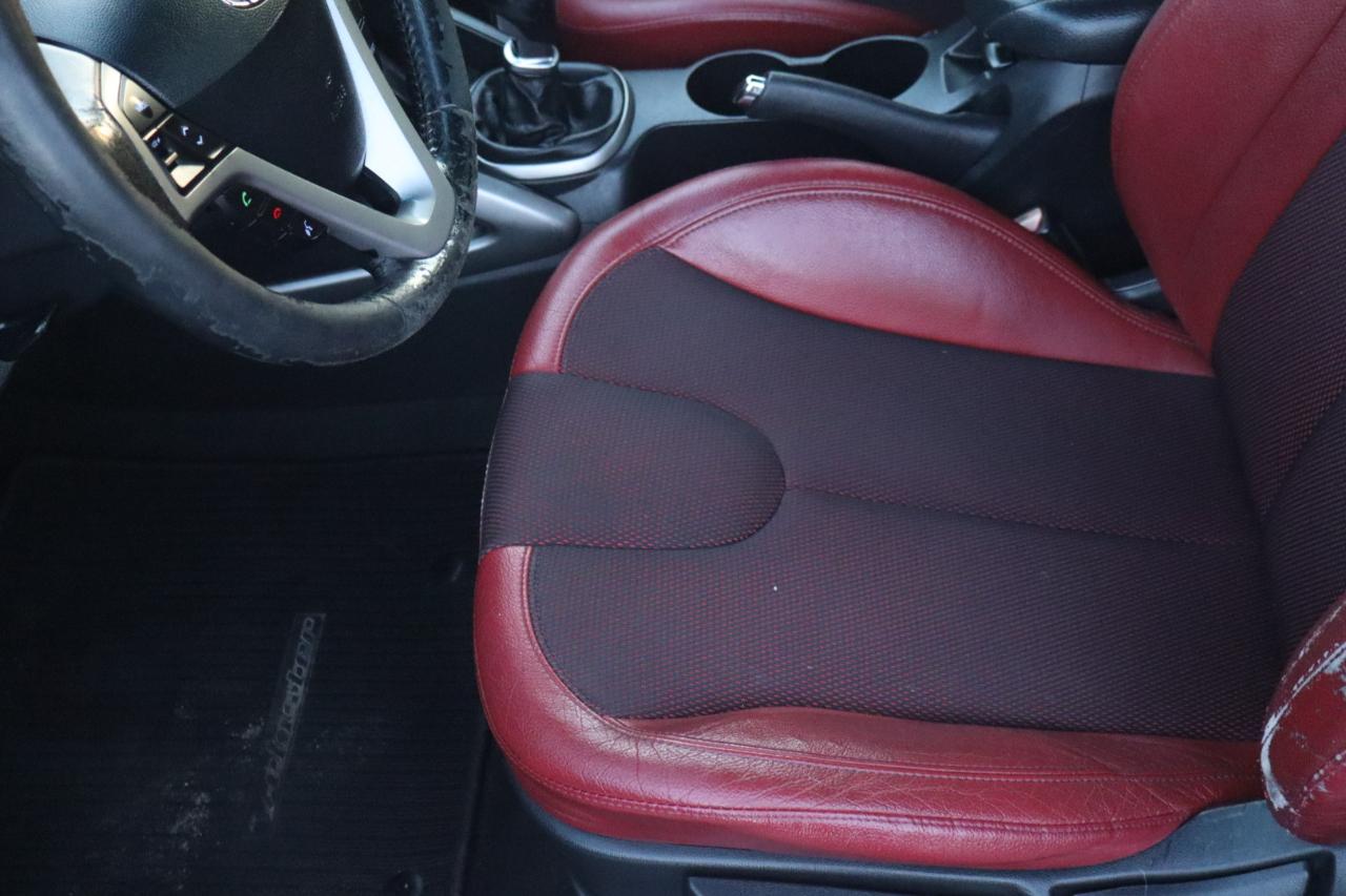 Hyundai Veloster 3dr Cpe Man w/Red Int 2012
