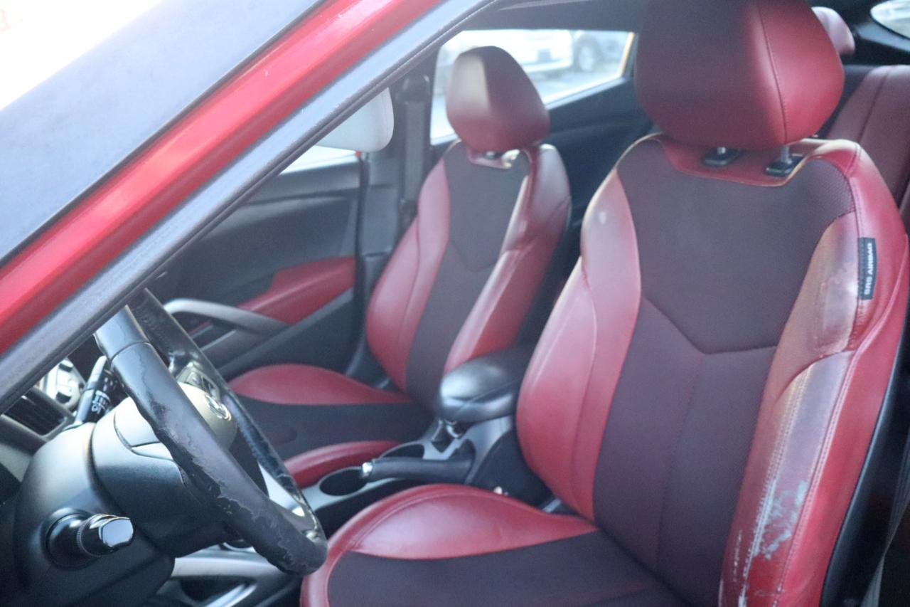 Hyundai Veloster 3dr Cpe Man w/Red Int 2012