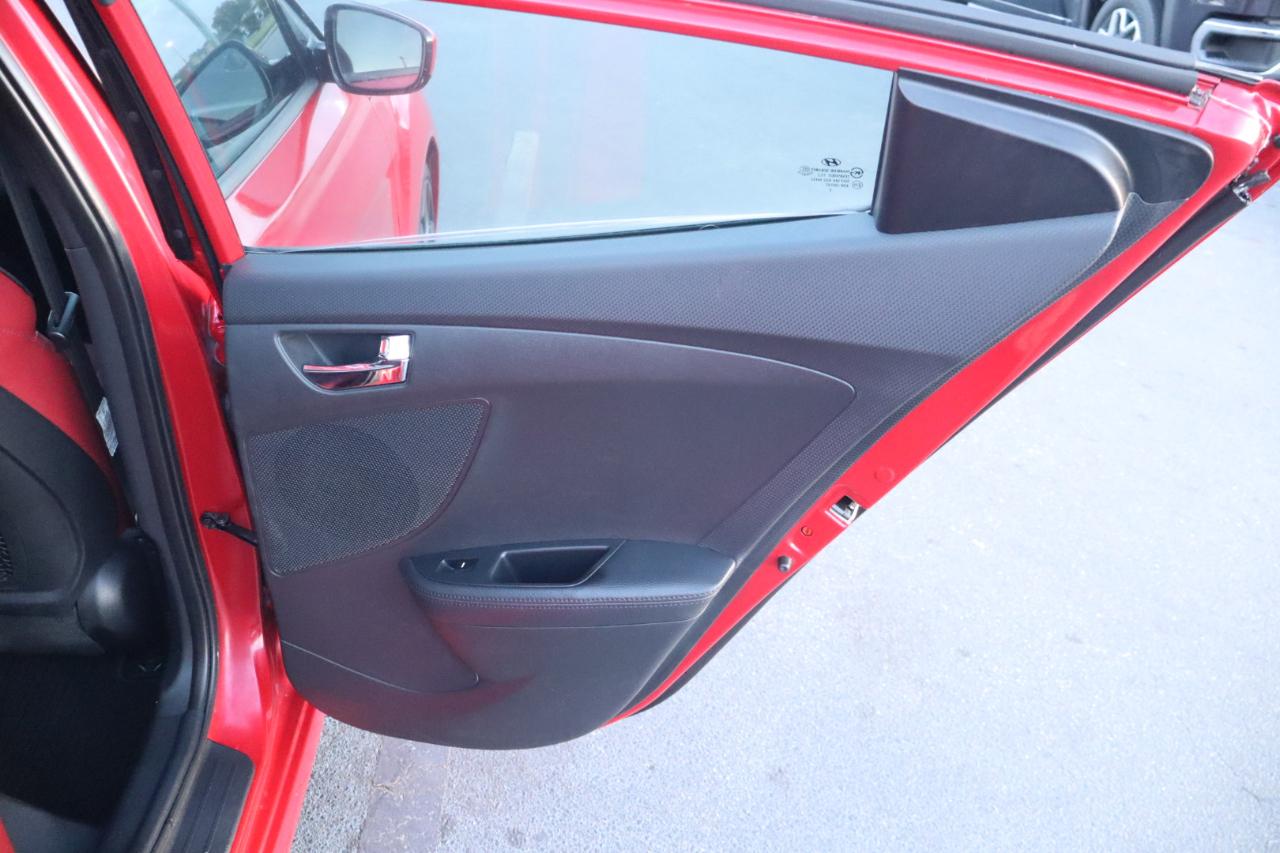 Hyundai Veloster 3dr Cpe Man w/Red Int 2012