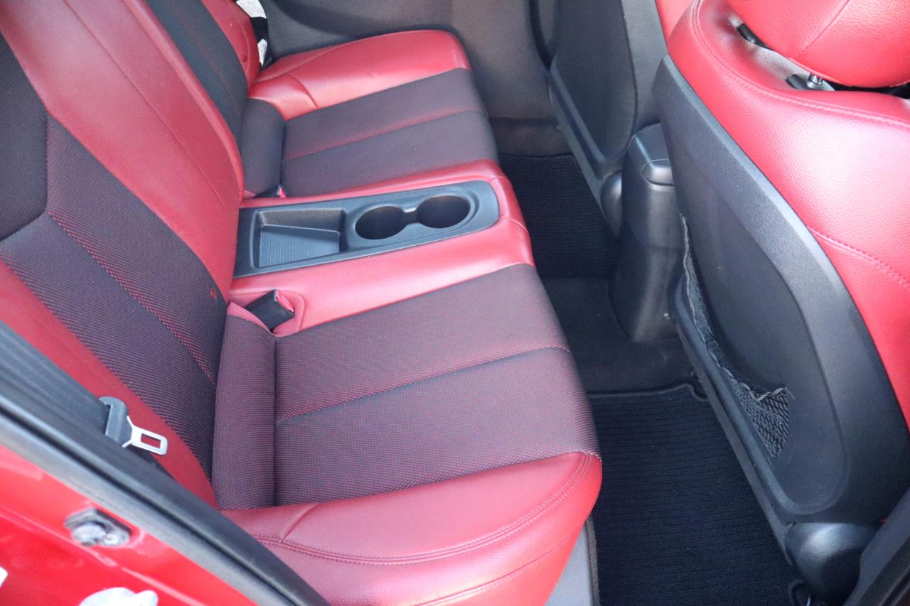 Hyundai Veloster 3dr Cpe Man w/Red Int 2012