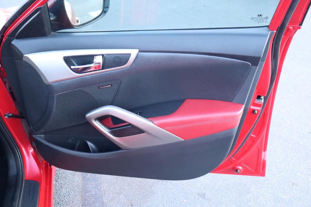 Hyundai Veloster 3dr Cpe Man w/Red Int 2012