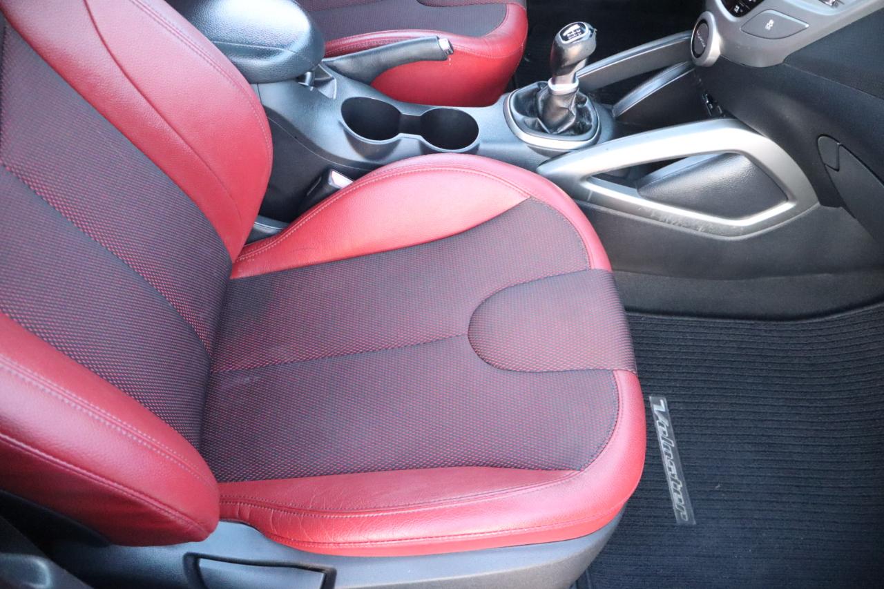 Hyundai Veloster 3dr Cpe Man w/Red Int 2012