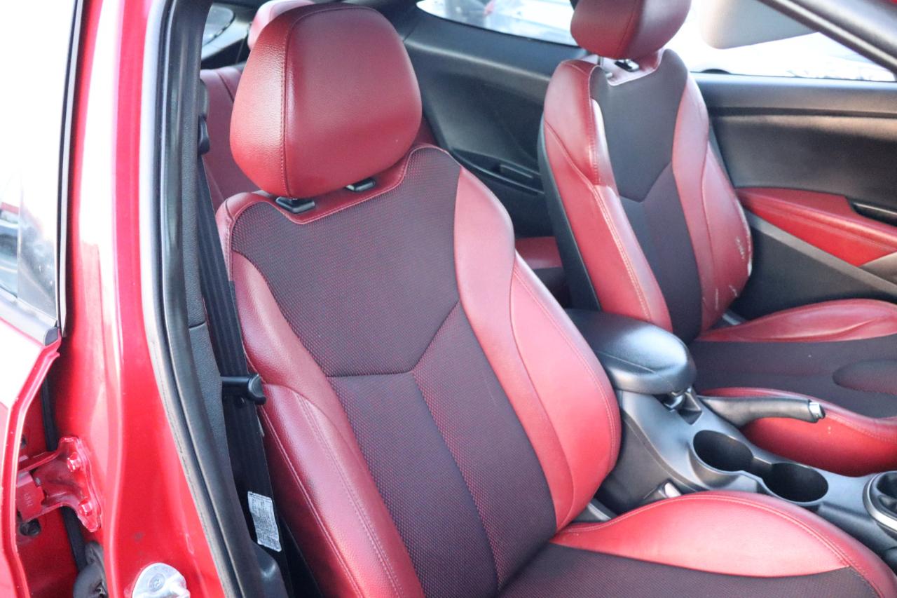 Hyundai Veloster 3dr Cpe Man w/Red Int 2012