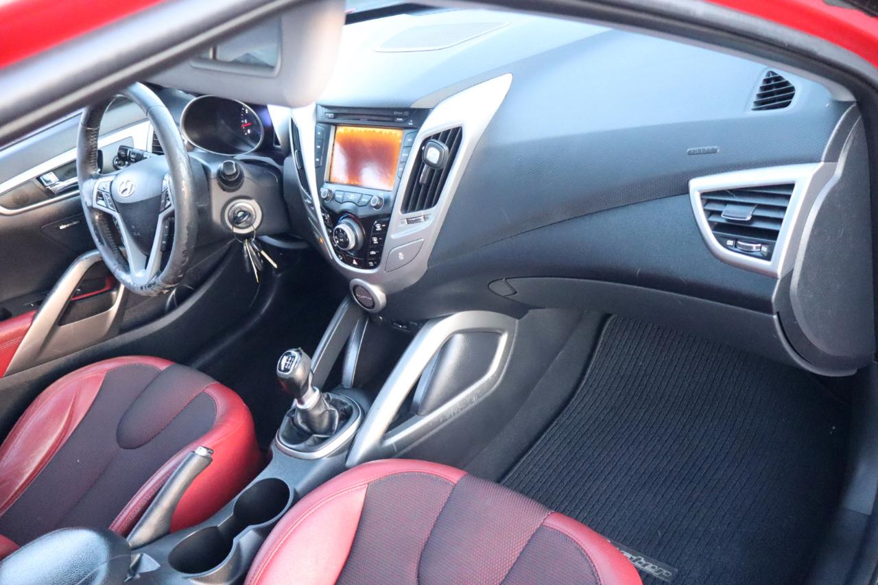 Hyundai Veloster 3dr Cpe Man w/Red Int 2012